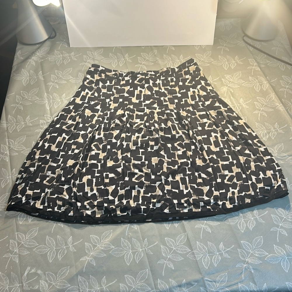 Ladies White House Black Market Skirt.